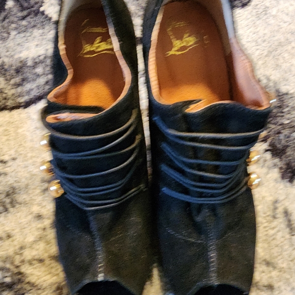 Christian Louboutin!!!!! Uncertain of authenticity. - Picture 4 of 5